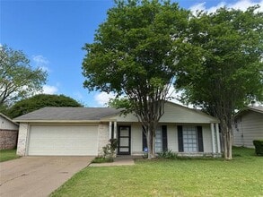 Building Photo - 1703 Greenhaven Dr