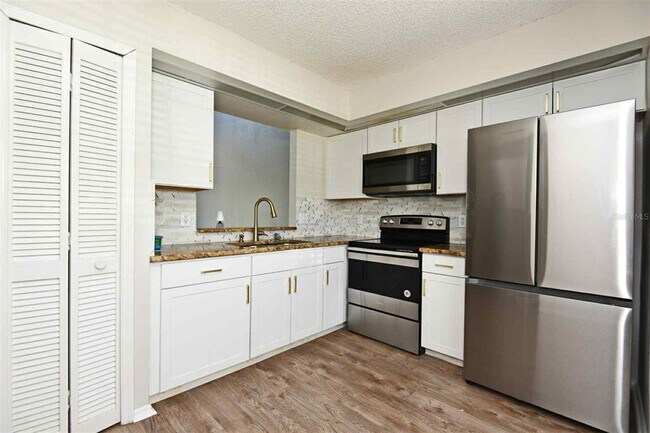 Building Photo - 14642 Laguna Beach Cir