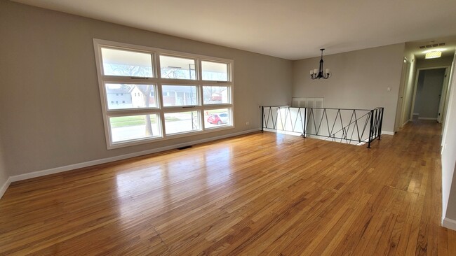 Building Photo - 1128 E Paddock Dr