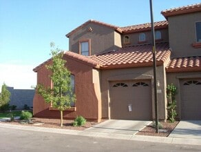 Building Photo - 2600 E Springfield Pl