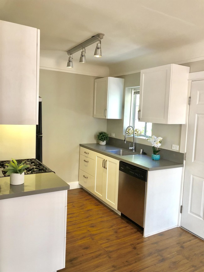 Building Photo - 850 1/2 N Coronado St