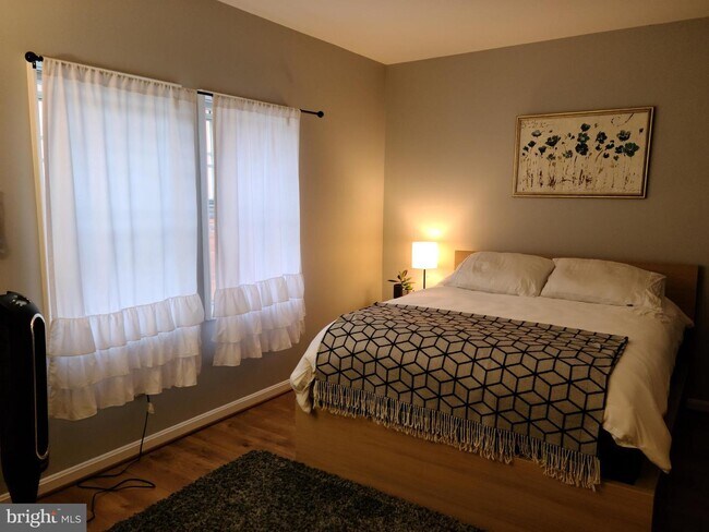 Foto del edificio - 1720 Queens Ln
