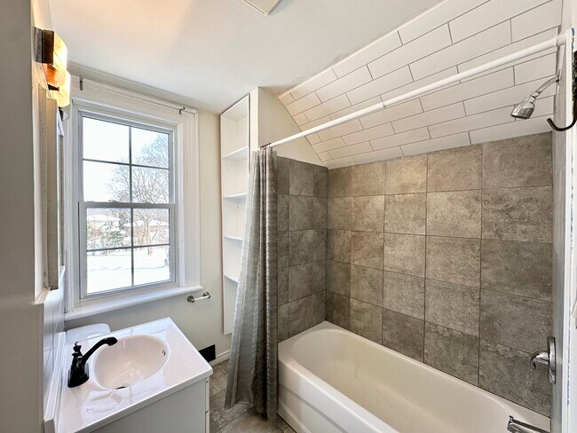 Photo du bâtiment - 74 Adelaide St S