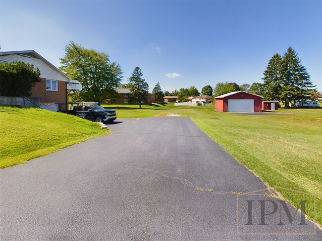 Building Photo - Spacious 3 Bedroom Located in Northeastern...
