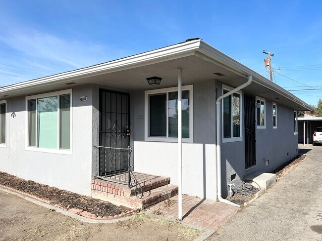 Foto del edificio - 3415-3417 E Terrace Ave
