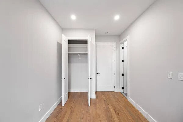 Foto del edificio - 62-15 Catalpa Ave