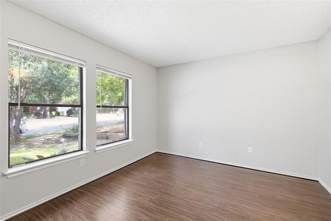 Foto del edificio - 7900 Rosenberry Dr
