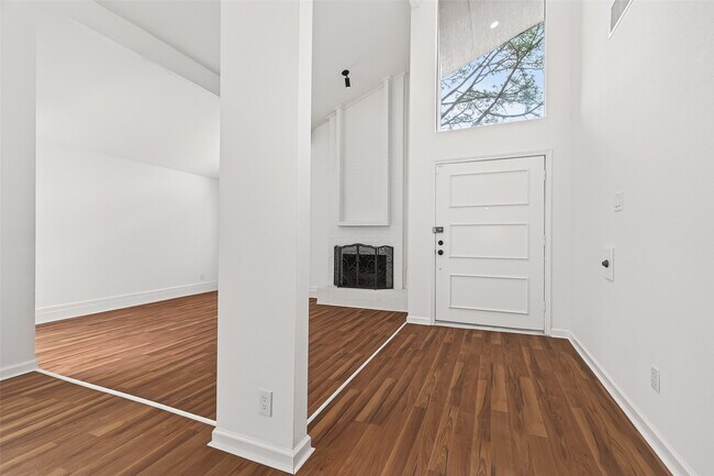 Building Photo - 15903 Hickory Knoll Dr