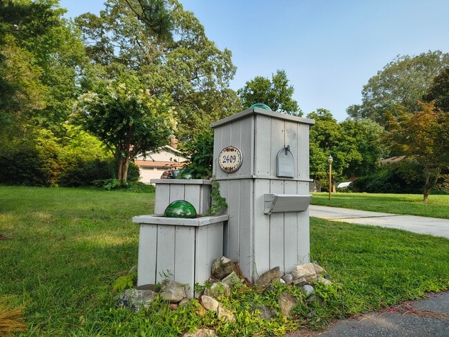 Foto del edificio - 2409 Millwood Rd