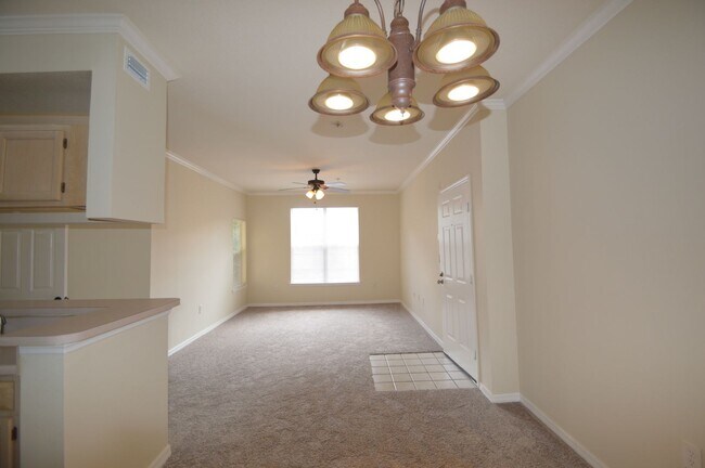 Foto del edificio - 1 bed/1 bath with Den in CARROLLWOOD AREA:...