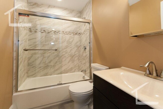 Building Photo - ROOM AVAILABLE in shared 5BR/2BA renovated apartment! No fee!