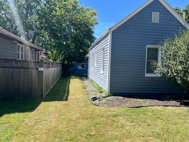 Building Photo - 1316 N Riley Ave