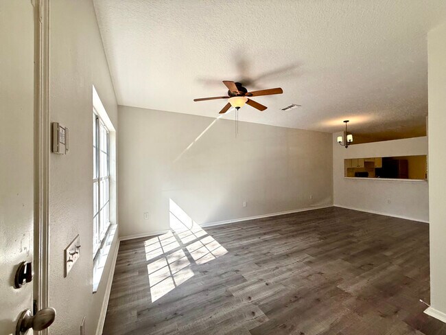 Foto del edificio - 1238 Standridge Dr