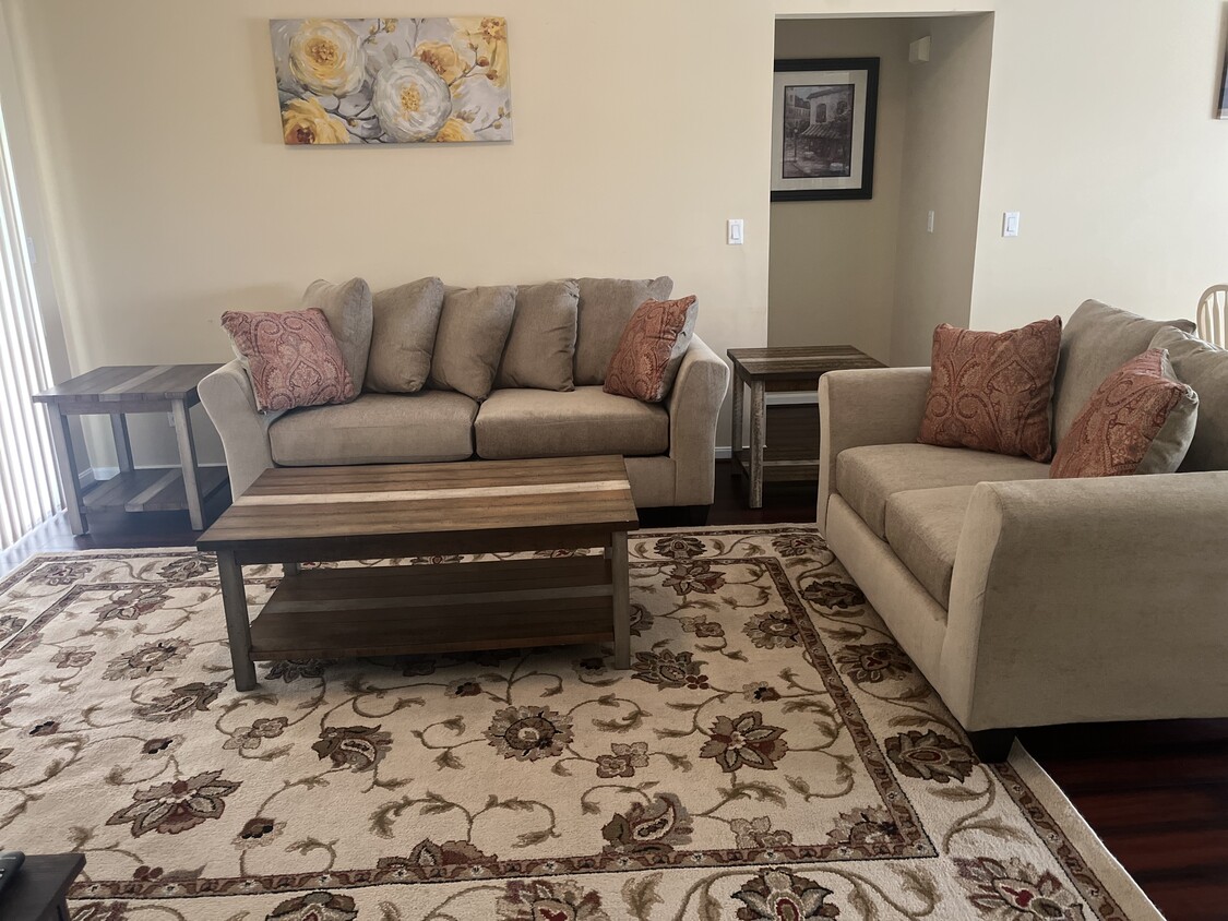 Foto principal - 4642 Court Yard Dr