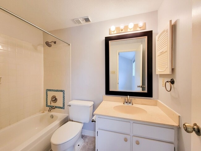 Building Photo - Medical Center Living at Its Best – Poolsi...