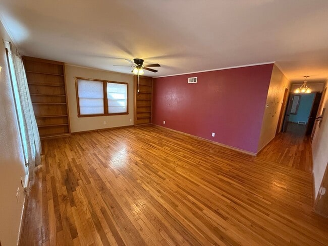 Building Photo - 3 Bed Brick Home! Large Backyard! Highland...