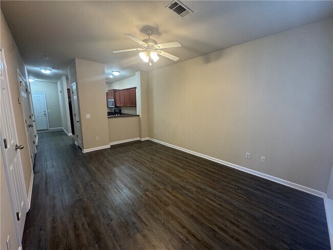 Foto del edificio - 611 W Grove Ave