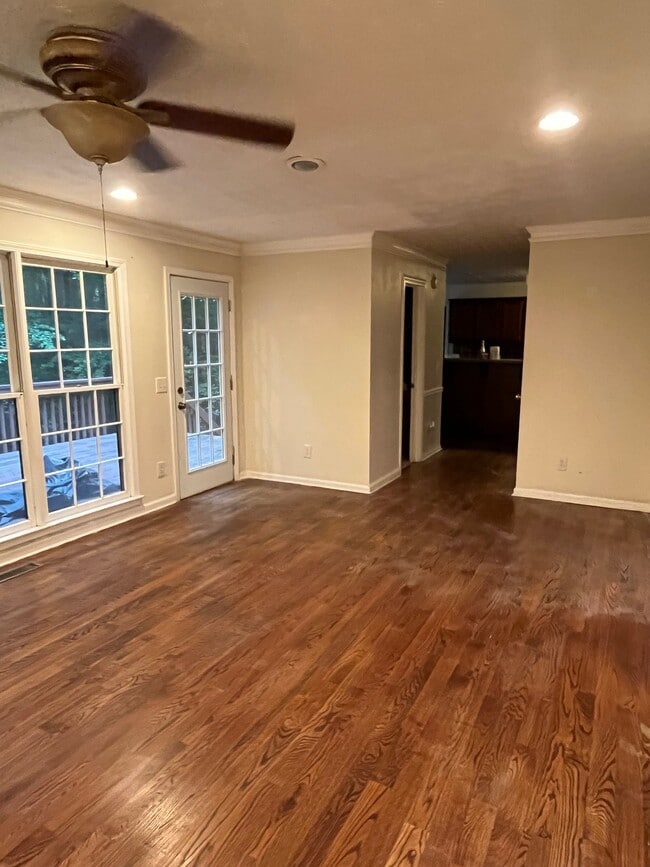 Foto del edificio - 5042 Rosemeade Ct