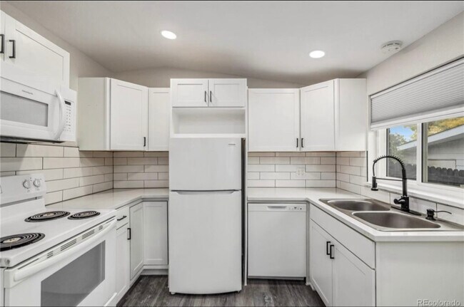 Foto del edificio - 7809 Greenleaf Ln