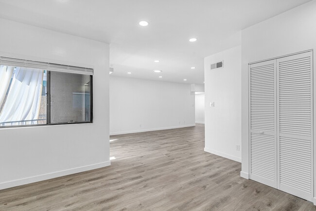Building Photo - 4544 Colbath Ave