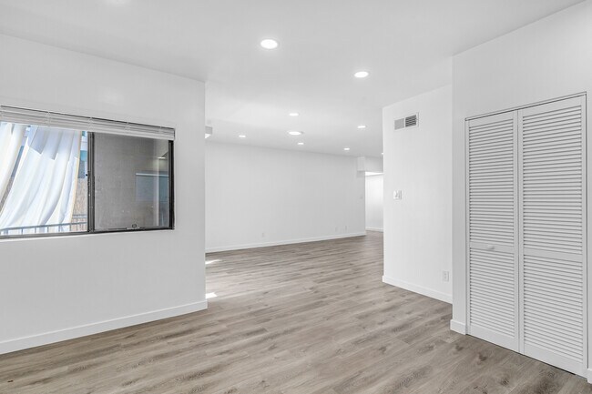 Foto del edificio - 4544 Colbath Ave