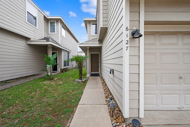 Foto del edificio - 6127 Morningshire Ln