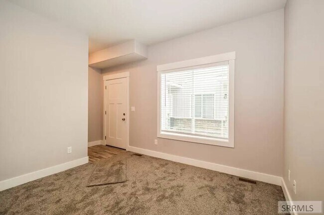 Building Photo - 714 S Saturn Ave