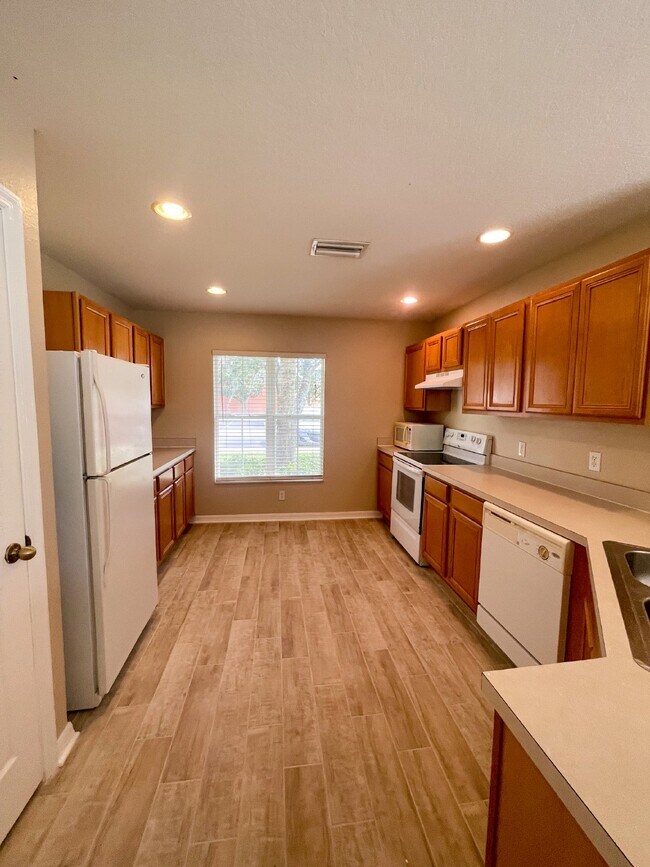 Foto del edificio - SPACIOUS 3 BED/ 2.5 BATH 2 STORY END UNIT ...