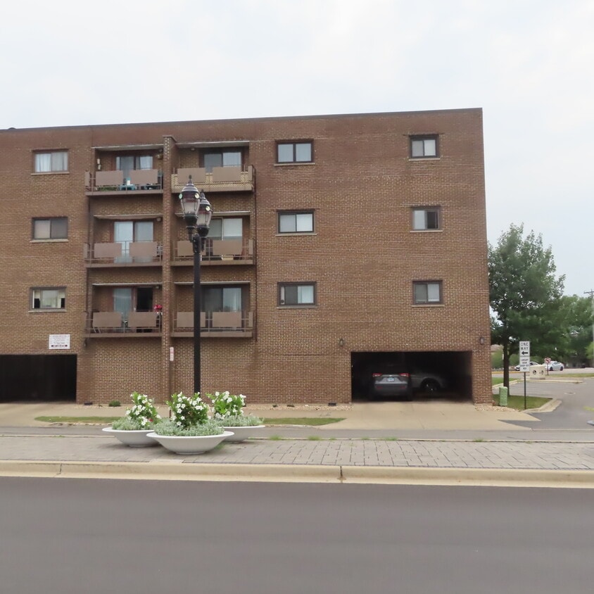 7610 W Grand Ave Unit 1D, Elmwood Park, IL 60707 Condo for Rent in