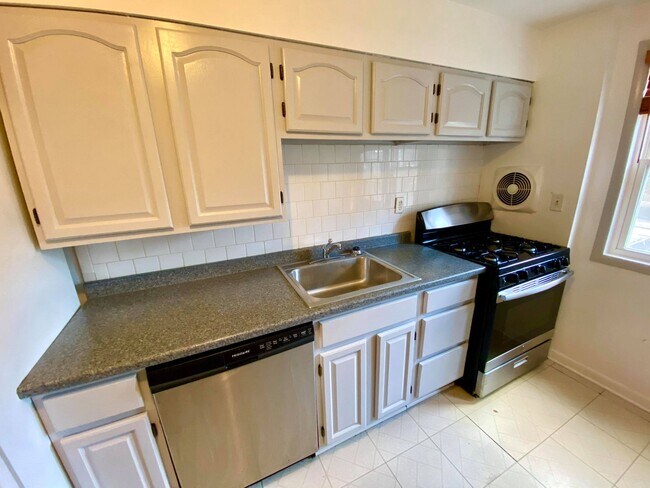Foto del edificio - Charming 3Bed/1Bath in Cedonia Neighborhood
