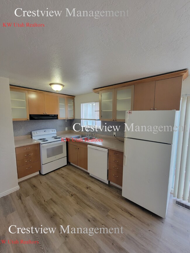 Building Photo - Spacious Home in Magna – Convenient Location!