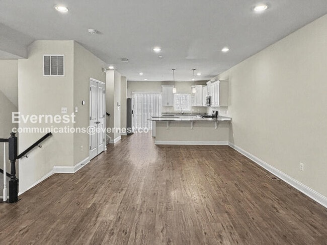 Building Photo - 2515 Hyacinth Ln