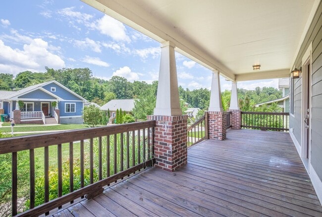 Foto del edificio - Modern Craftsman-Style Home in West Asheville