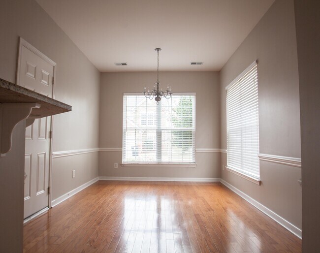 Foto del edificio - 336 Shady Creek Ln