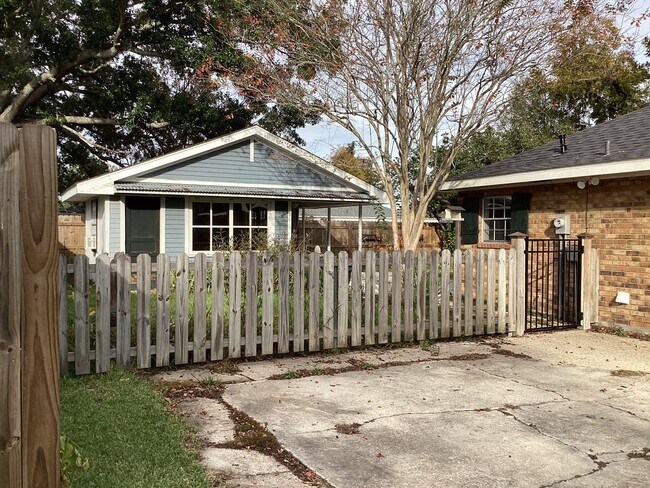 Building Photo - 4-bedroom, 2-bathroom home!