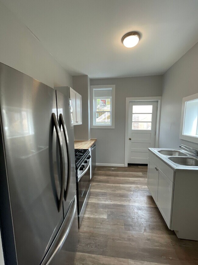 Building Photo - Completely renovated 4 bed 1 bath home near Kennywood Park!