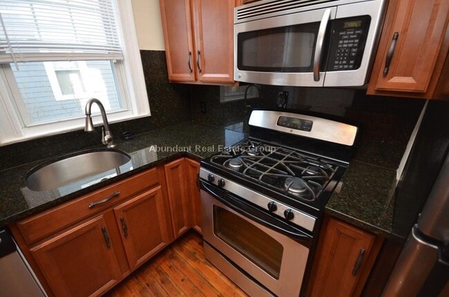 Building Photo - 11 Fairfield St