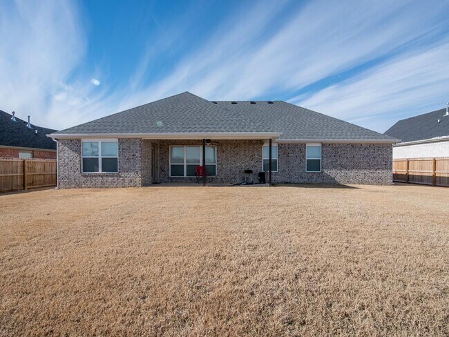 Building Photo - 1030 Lakeview Dr
