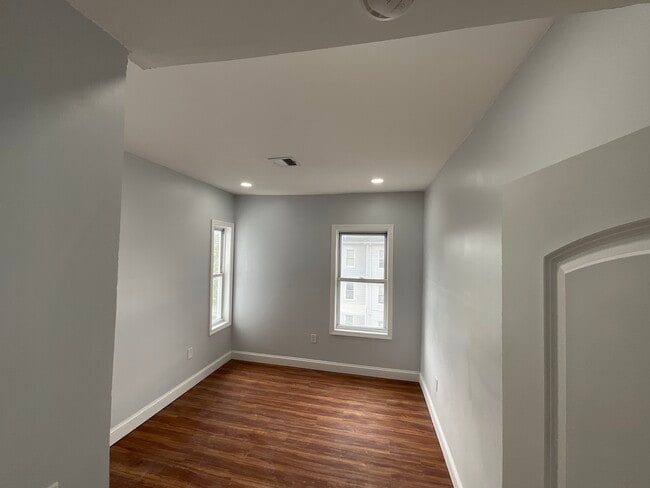 Building Photo - 17 Pattison St