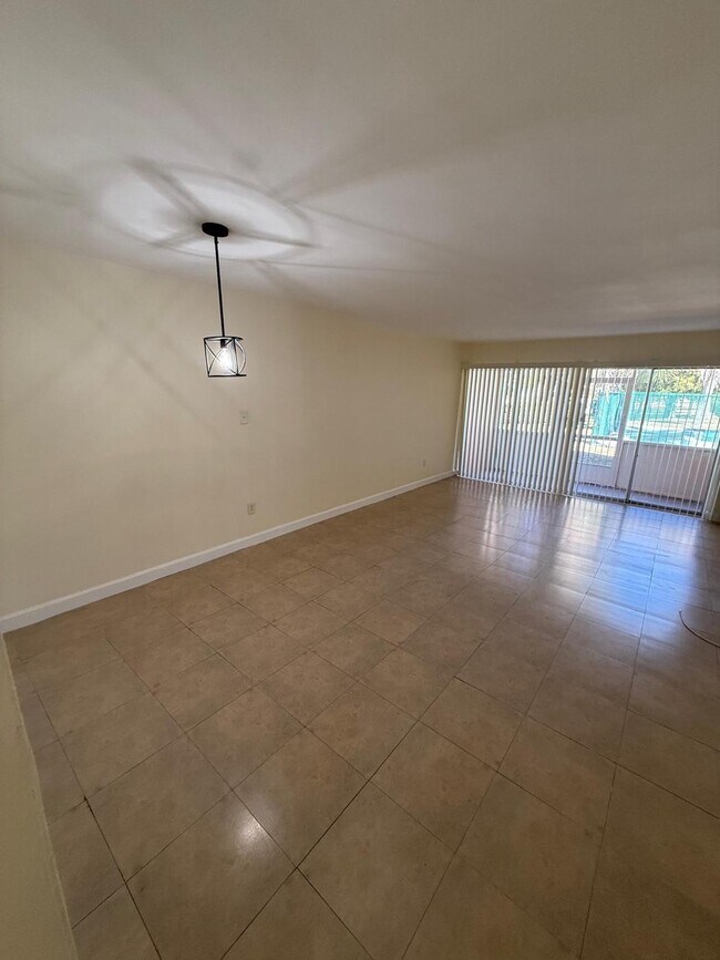 Building Photo - 1505 Crescent Cir