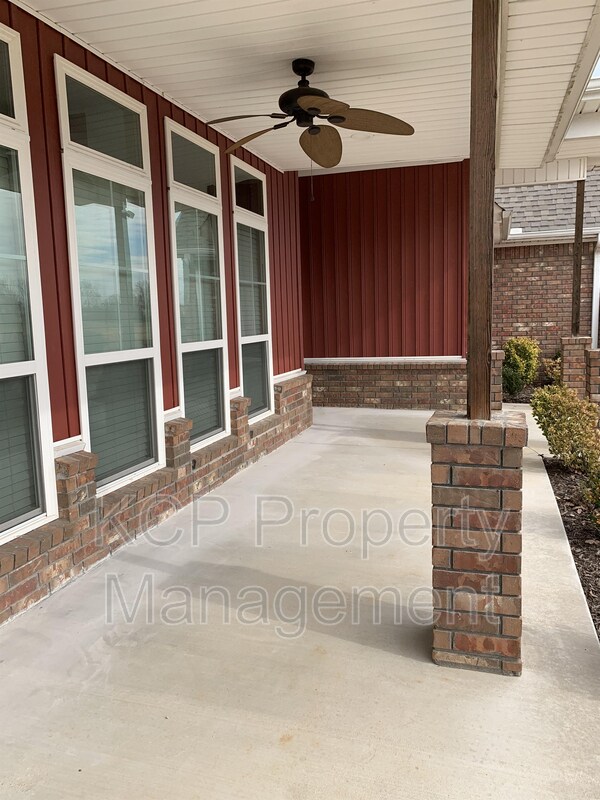 Building Photo - 611 E Northbrook Dr