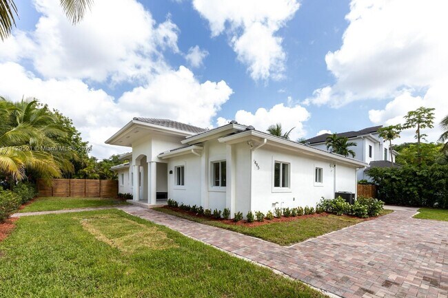 Building Photo - 6495 SW 83rd St