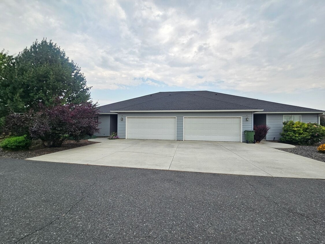 9545 Goodrich Rd SE Unit A, Moses Lake, WA 98837 Room for Rent in