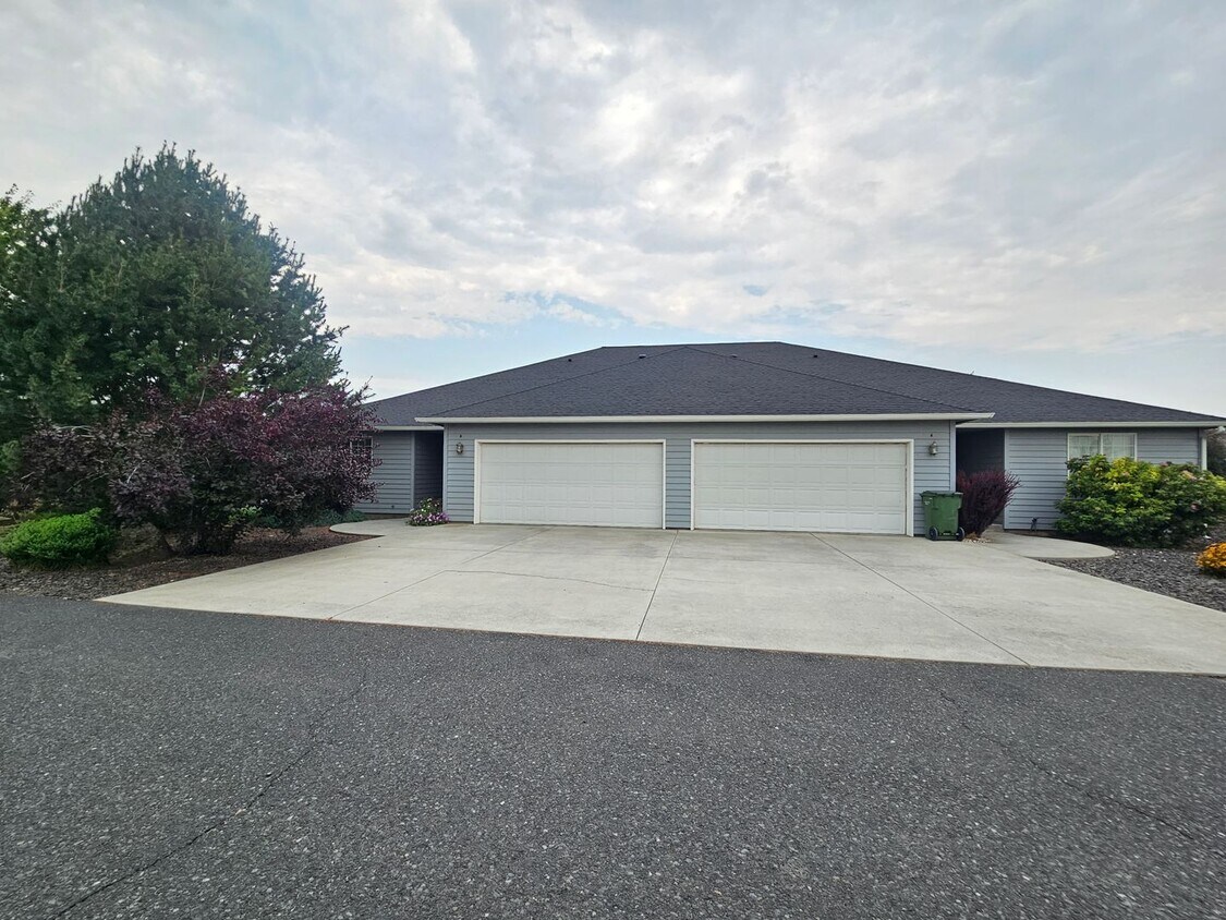 Primary Photo - Duplex for rent