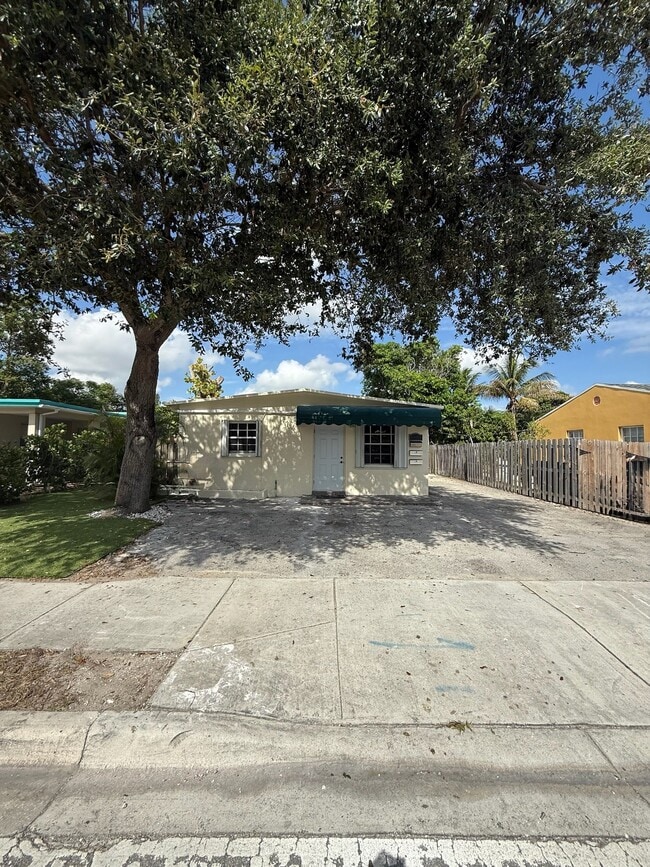 Building Photo - 1421 N Andrews Ave