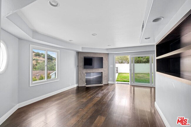 Foto del edificio - 1759 N Beverly Dr