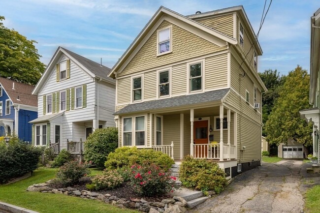 Building Photo - 281 Dennett St
