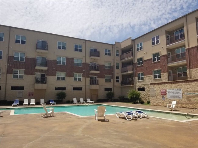 Foto del edificio - 1100 W Trinity Mills Rd