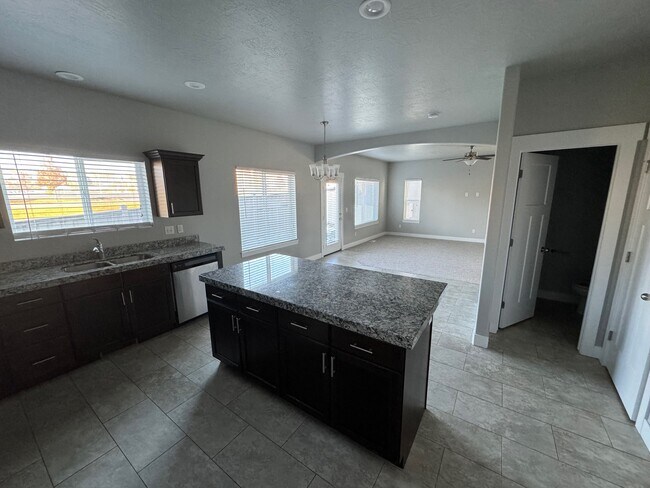 Building Photo - 7727 N Kings Canyon Rd