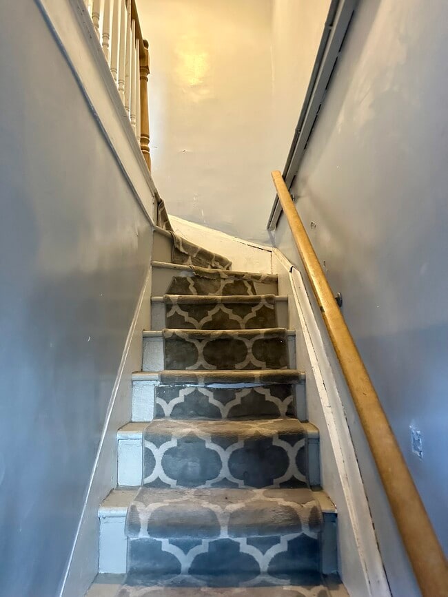 Building Photo - 556 2nd St
